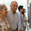 Adultos mayores en cajero automático para recibir pensión bienestar