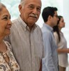 Adultos mayores en cajero automático para recibir pensión bienestar