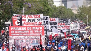Trabajadores marchando en calles de la Ciudad de México el 1 de mayo.