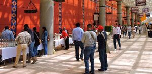 Personas asisten a un evento en el Centro de Convenciones de Puebla.