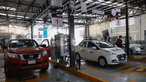 Auto pasando verificación vehicular