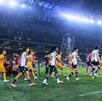Jugadoras de Tigres y Rayadas saliendo al campo previo al Clásico Regio.