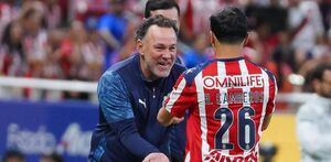 Chivas enfrenta a Tigres en un choque de estilos. Analizamos el impacto de Padilla, Sandoval y Camberos en el esquema de Milito para esta serie crucial.