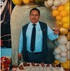 un conductor de autobuses unidos acompañado de sus compañeros en su jubilación