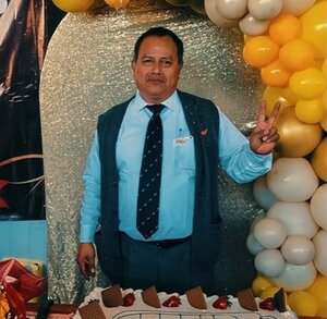 un conductor de autobuses unidos acompañado de sus compañeros en su jubilación