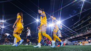 Jugadoras de Tigres y Rayadas en el Clásico Regio Femenil de jornada regular.