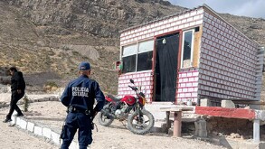 Casa en medio de terreno baldío y cerros