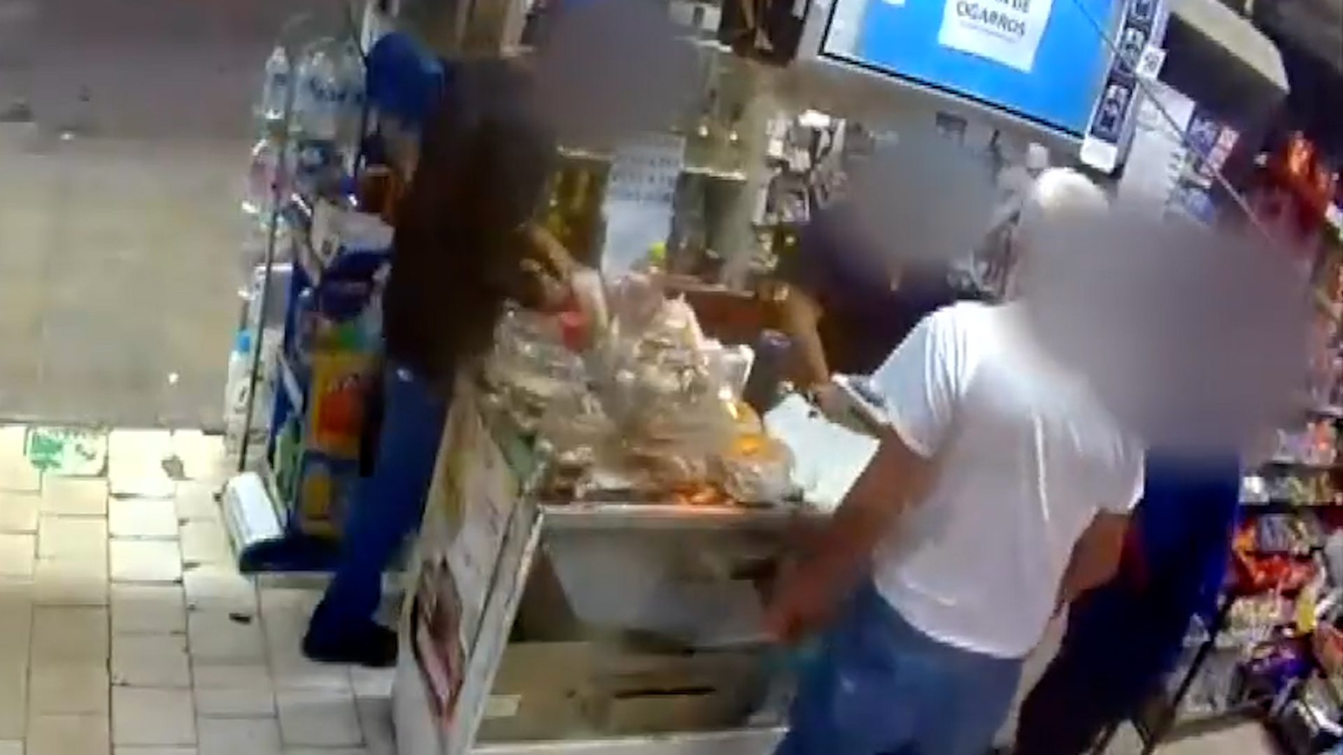Policía de Guadalupe capturó a dos hombres vinculados a 15 robos en tiendas de conveniencia. Se les aseguraron 52 dosis de cristal y dinero en efectivo.
