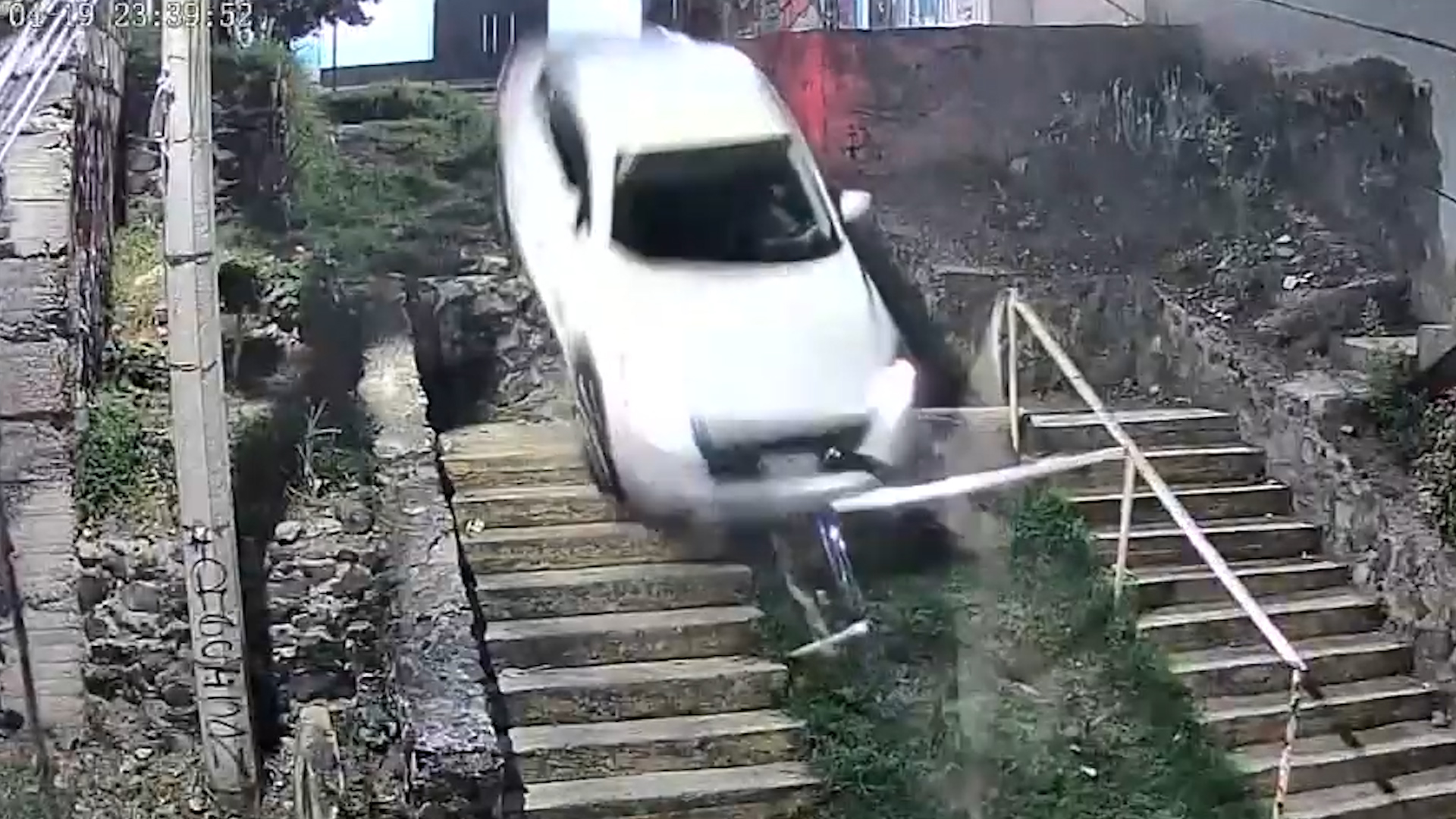 Habitantes de la colonia Buenavista en Iztapalapa denuncian que la falta de señalización provoca que autos caigan por escaleras. Van 20 accidentes.