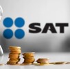 Reloj de arena blanca con pilas de monedas al lado y el logo del SAT desenfocado en el fondo