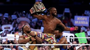 Kofi Kingston alzando el campeonato de WWE tras ganar en WrestleMania 35.