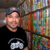Conoce a Francisco Román, el coleccionista de Puebla, que lleva más de 30 años reuniendo historias del fondo de la basura con más de 2 mil 500 piezas.