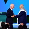Dirigentes de Israel y Palestina negandose el saludo en Congreso FIFA.