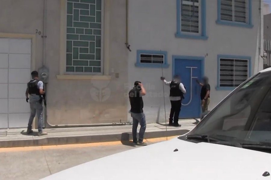 Policía de la Fiscalía de Jalisco realizando un cateo dentro de dos casas de Zapopan