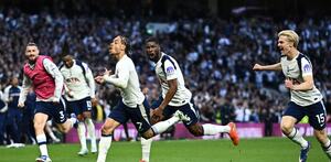 Jugadores del Tottenham festejando el gol de Xavi Simons en la jornada 33 de la Premier League.