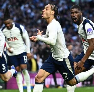 Jugadores del Tottenham festejando el gol de Xavi Simons en la jornada 33 de la Premier League.