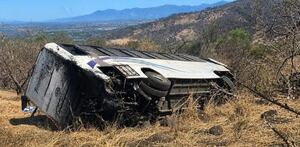 Un autobús turístico procedente de Tlaquepaque sufrió una trágica volcadura en Amatlán de Cañas, Nayarit. El saldo preliminar es de 10 muertos y 25 lesionados.