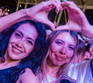 Dos amigas emocionadas en un concierto de la Feria de Puebla