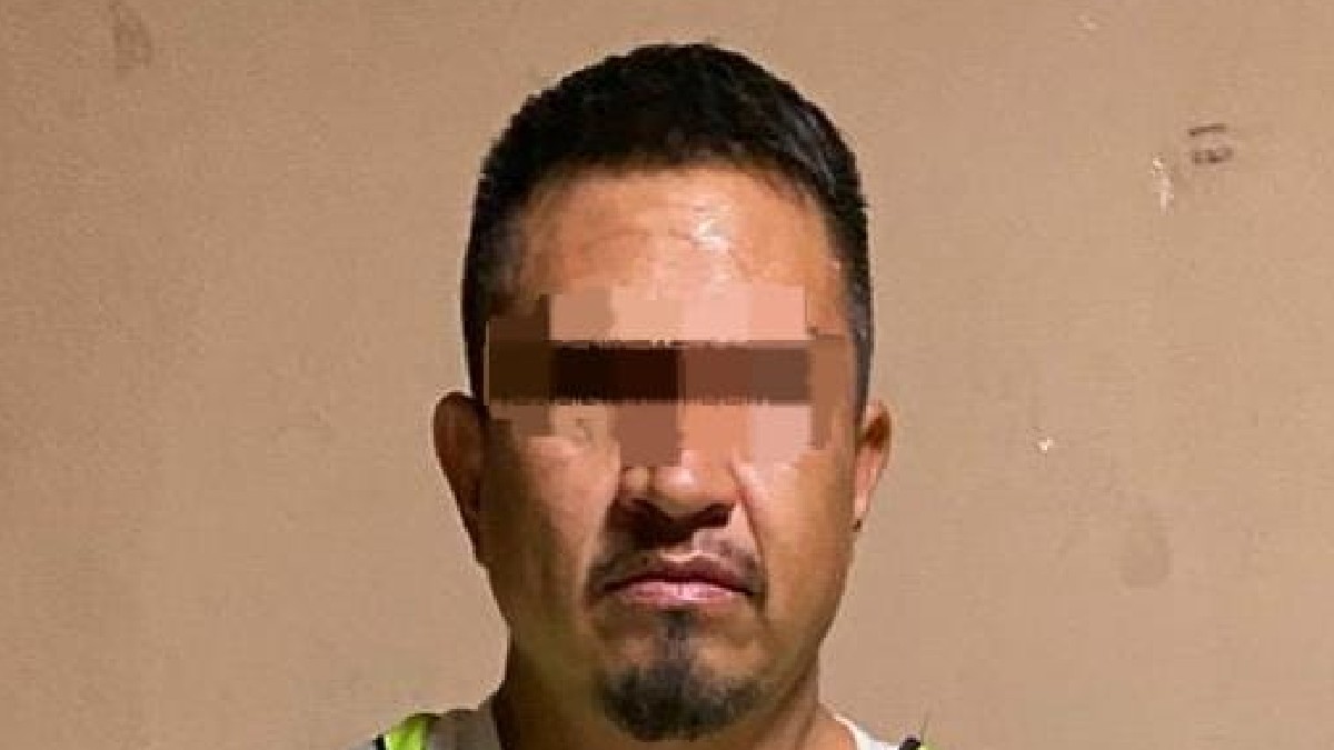 Hombre con chaleco verde y ojos censurados