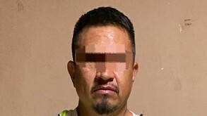 Hombre con chaleco verde y ojos censurados