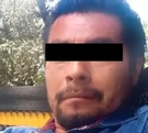 Hombre en la batea de un automóvil, con los ojos tapados con cinta negra.