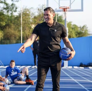 Eduardo Nájera durante una clínica de basquetbol en Monterrey.