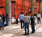 Personas asisten a un evento en el Centro de Convenciones de Puebla.