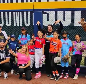 Sultanes de Monterrey en la clínica impartida por jugadores.