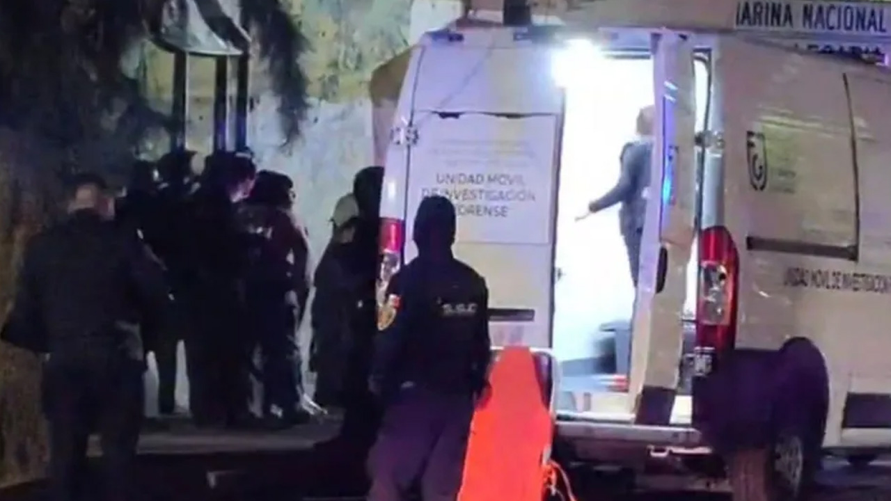 Un joven fue asesinado a balazos tras abrir la puerta de su domicilio en Miguel Hidalgo; pese a intentar refugiarse, murió dentro de la vivienda.