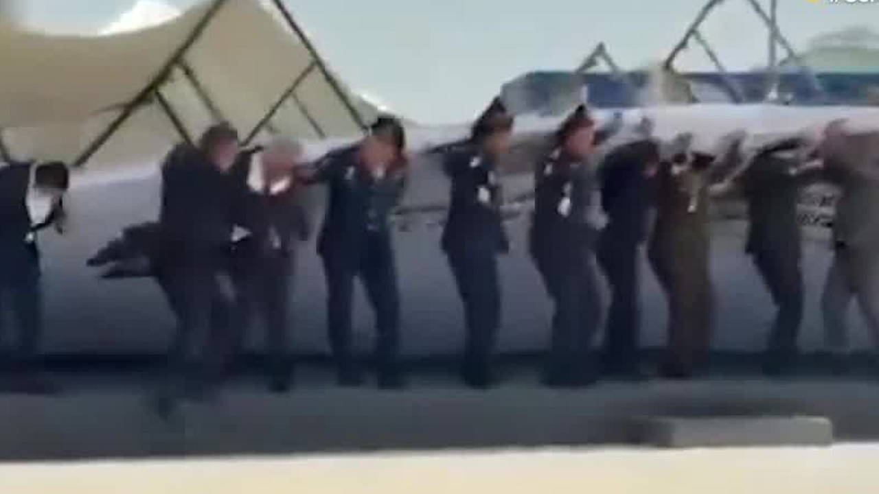 Una mampara cayó por una racha de viento durante un acto militar en Zumpango.