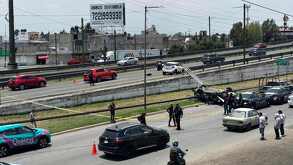 Un coche cayó de un puente tras una carambola en el Estado de México.