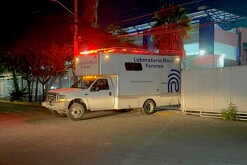 Camión del Instituto Jalisciense de Ciencias Forenses saliendo de las instalaciones del anfiteatro municipal