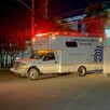 Camión del Instituto Jalisciense de Ciencias Forenses saliendo de las instalaciones del anfiteatro municipal