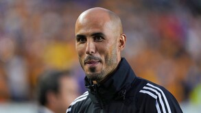 Guido Pizarro durante el partido de Tigres vs Chivas.