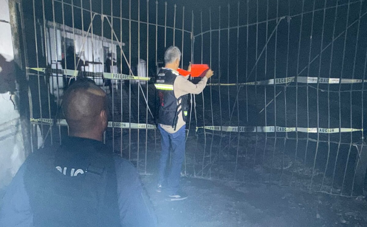 Autoridades clausurando un panteón de Torreón tras detectar una fiesta clandestina entre las tumbas.