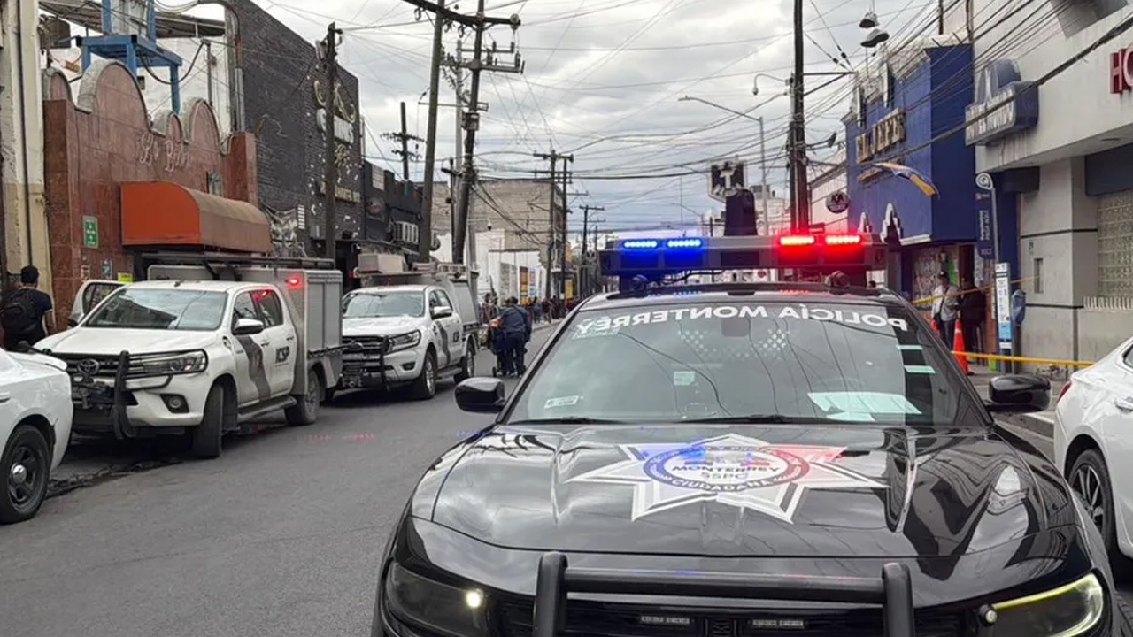Una mujer fue encontrada sin vida en un motel del centro de Monterrey; presentaba aparentes huellas de violencia y autoridades ya investigan el caso.