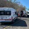 Ambulancias y servicios de emergencia atendiendo volcadura de camión en Amatlán de Cañas, Nayarit