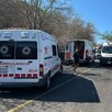 Ambulancias y servicios de emergencia atendiendo volcadura de camión en Amatlán de Cañas, Nayarit