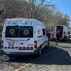 Ambulancias y servicios de emergencia atendiendo volcadura de camión en Amatlán de Cañas, Nayarit
