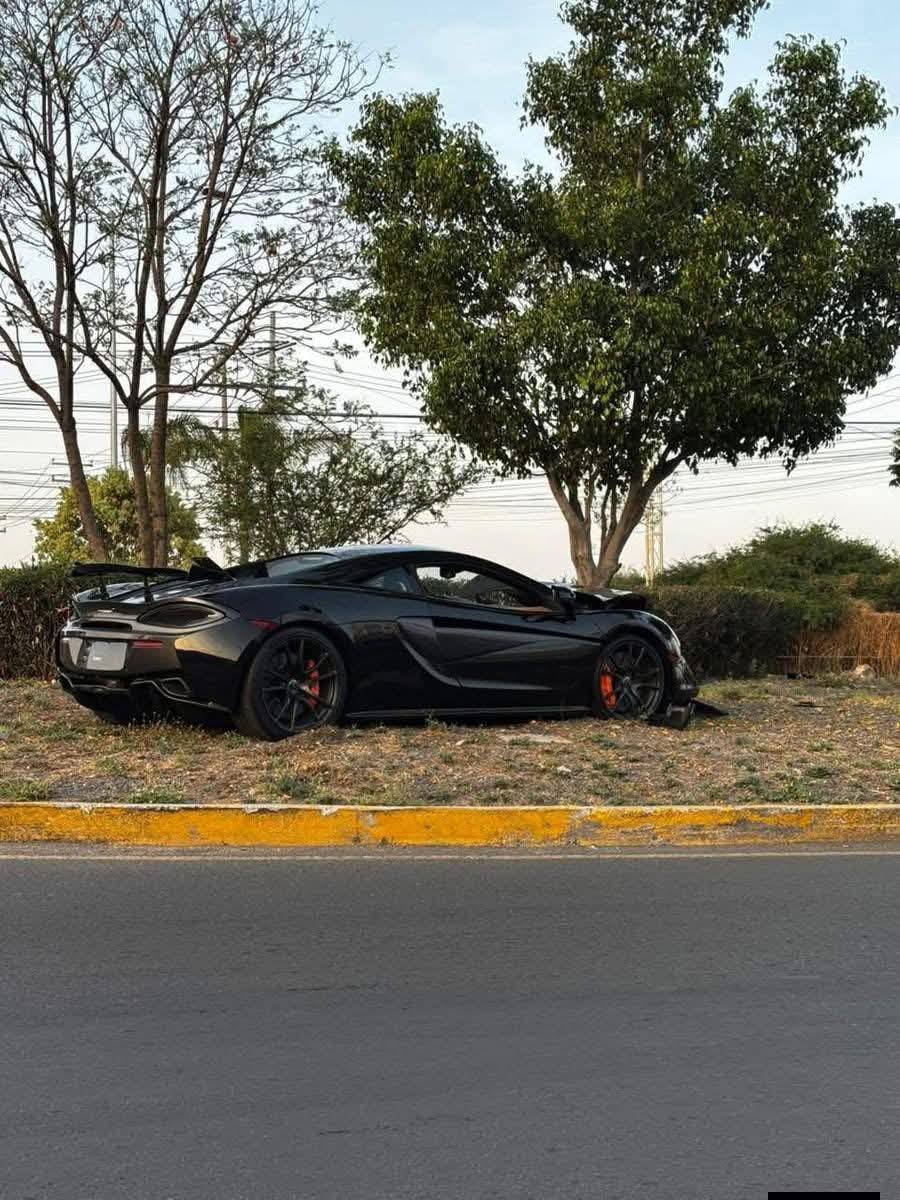 Un automóvil de lujo de la marca McLaren 570S protagonizó un accidente la madrugada de este domingo en Juriquilla, Querétaro.