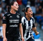 Marcela Restrepo festejando el 1-0 de Rayadas frente a Cruz Azul femenil en el partido de vuelta de los Cuartos de Final.