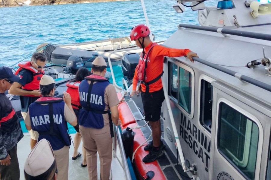 Elementos de la Marina, paramédicos y personas con salvavidas a bordo de un yate en Colima