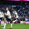Jugadores del Tottenham festejando el gol de Xavi Simons en la jornada 33 de la Premier League.