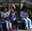 Debido a la ola de calor que se presenta en la capital, una familia se refresca con congeladas en la Alameda Central.