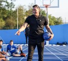Eduardo Nájera durante una clínica de basquetbol en Monterrey.