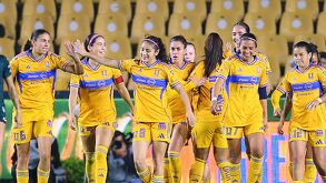 Jugadoras de Tigres Femenil celebrando un gol en el Volcán.
