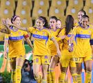 Jugadoras de Tigres Femenil celebrando un gol en el Volcán.