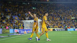 Rómulo Zwarg y Jesús Angulo celebrando el gol de el 'Stich' en el partido de Tigres vs Chivas.
