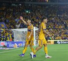 Rómulo Zwarg y Jesús Angulo celebrando el gol de el 'Stich' en el partido de Tigres vs Chivas.