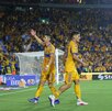 Rómulo Zwarg y Jesús Angulo celebrando el gol de el 'Stich' en el partido de Tigres vs Chivas.